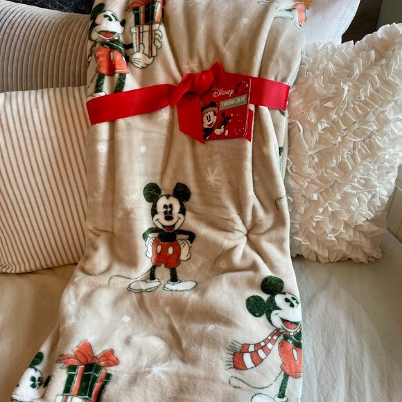 NEW WITH TAGS Disney Mickey and Minnie Mouse Cafe Christmas Blanket - Retro - Picture 1 of 4